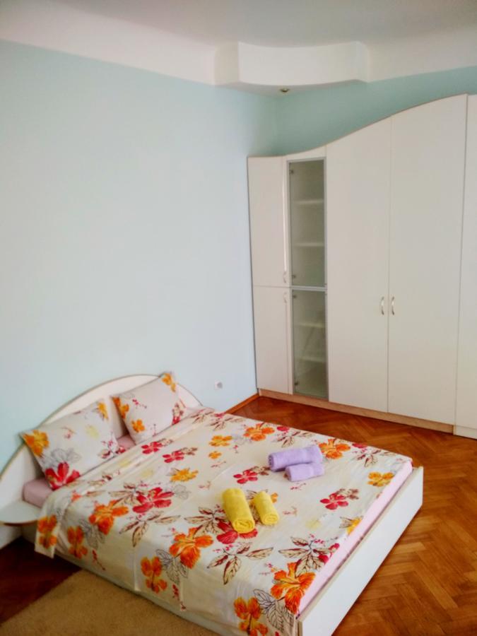 Apartments On Valova 25 Lviv Bagian luar foto