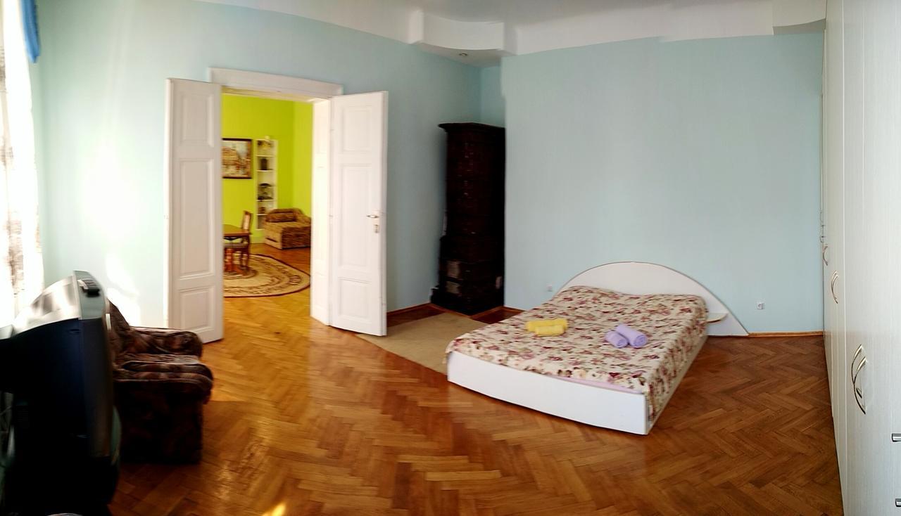 Apartments On Valova 25 Lviv Bagian luar foto