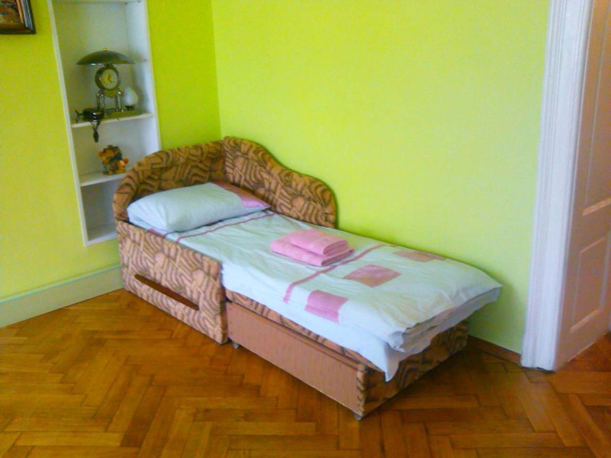 Apartments On Valova 25 Lviv Bagian luar foto